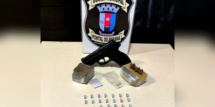 Agressão contra companheira termina com homem preso com drogas e simulacro