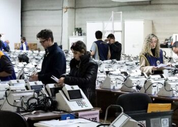 TRE-PR inicia preparação e lacração das urnas eletrônicas para as Eleições 2026