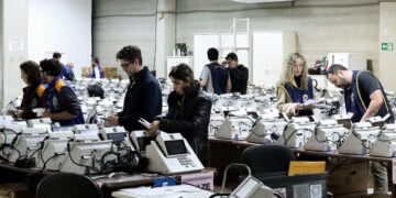 TRE-PR inicia preparação e lacração das urnas eletrônicas para as Eleições 2026