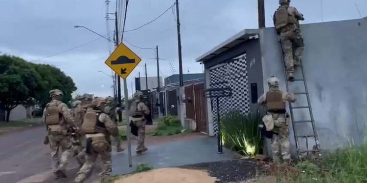 Com alvo no litoral, PCPR cumpre mandados contra organização com líderes da Inglaterra