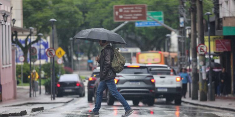 Massa de ar polar perde força e chuvas voltam ao Paraná quarta-feira, prevê o Simepar