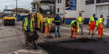 Prefeitura inicia aplicação de asfalto a quente na Avenida Tufi Maron e prepara melhorias na Roque Vernalha