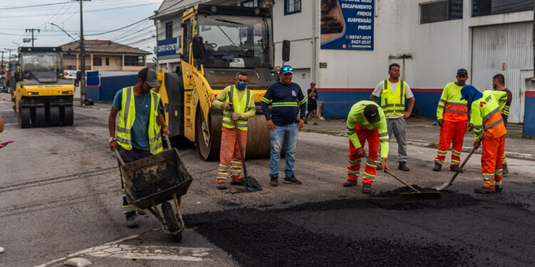 Prefeitura inicia aplicação de asfalto a quente na Avenida Tufi Maron e prepara melhorias na Roque Vernalha