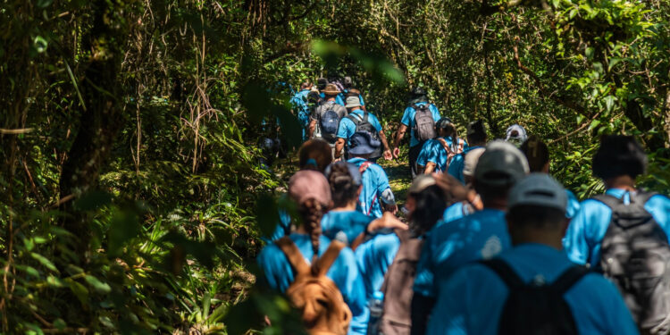 Trilha Caiçara reúne participantes em percurso de 12 quilômetros e fortalece o ecoturismo em Paranaguá