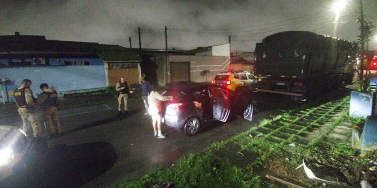 Carro é alvo de disparos de arma de fogo durante a noite em Paranaguá