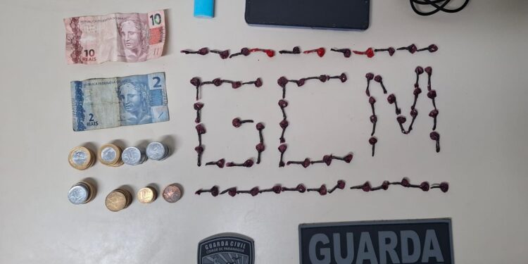 Mulher é presa por tráfico de drogas após ser flagrada com 59 pedras de crack em Paranaguá