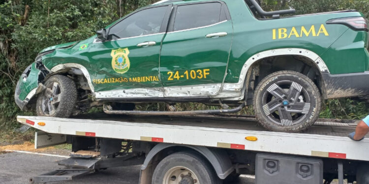 Motorista fica ferido após colisão entre automóvel e caminhonete do Ibama em Guaratuba